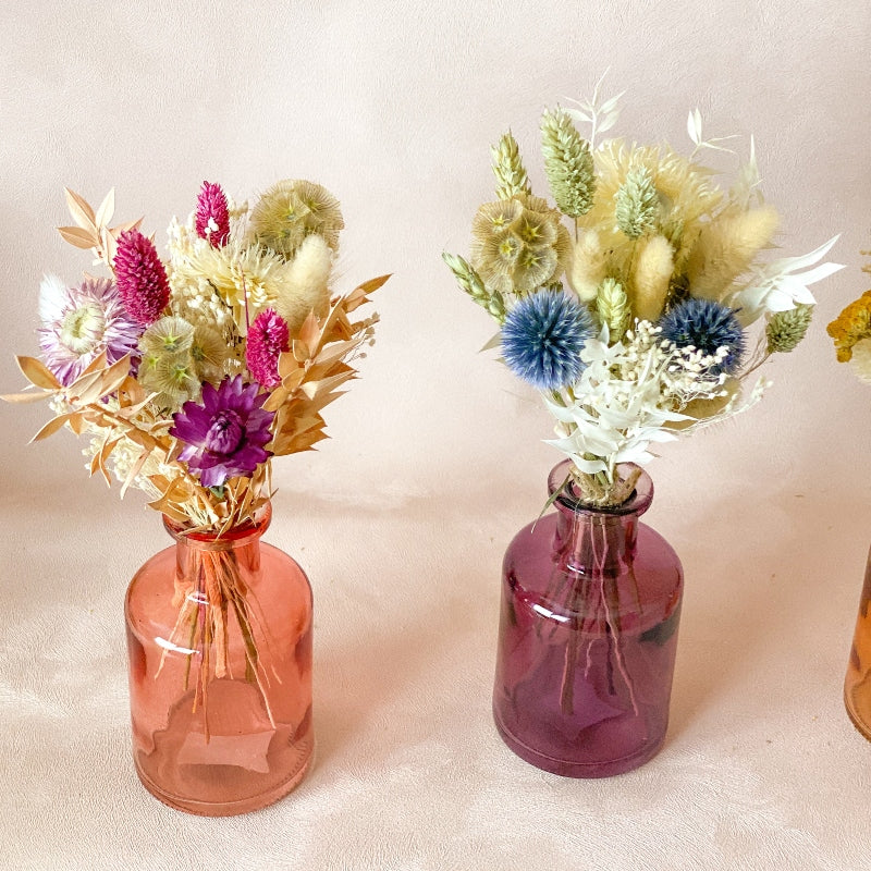 mini-bouquet-fleurs-sechees-et-vase-coloré