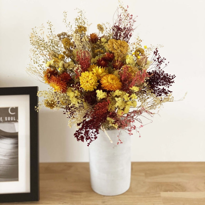 bouquet de fleurs séchées dans les tons jaune orange et bordeaux