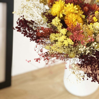 bouquet de fleurs séchées dans les tons jaune orange et bordeaux