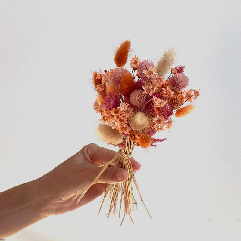 bouquet de fleurs sechees dans les tons roses et oranges petit format