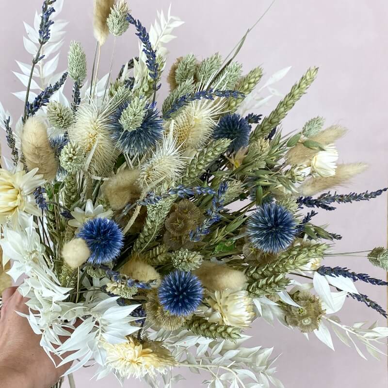bouquet-fleurs-sechees-basile-bleu-vert-blanc-scabieuse-chardons-ble-ruscus