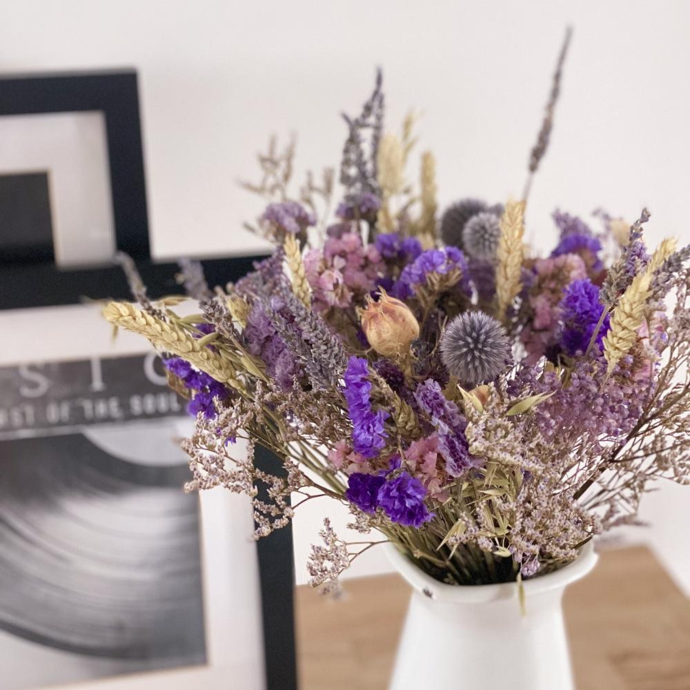 bouquet de fleurs sechees champetre rustique violet bleu rose texture