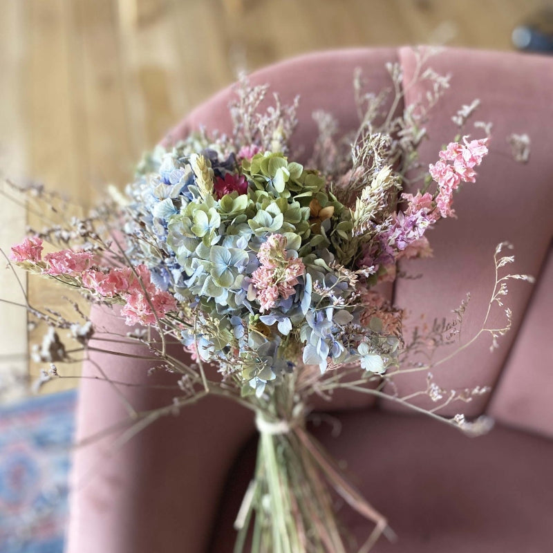 bouquet de fleurs sechees hortensia bleu vert et fleurs roses