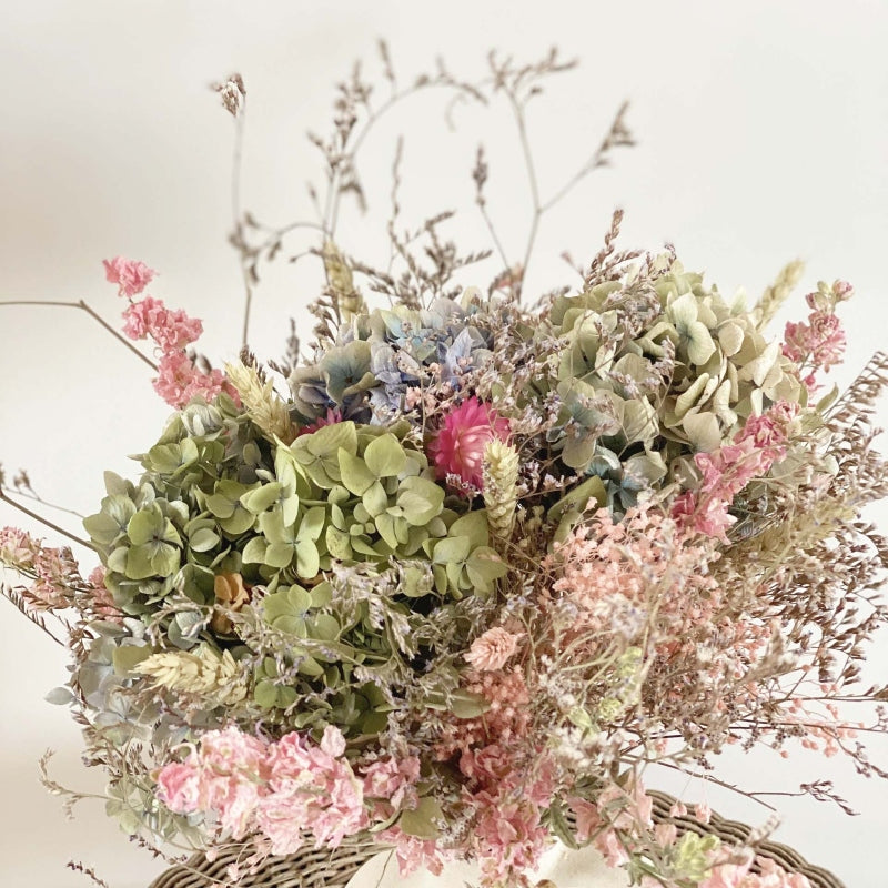 bouquet de fleurs sechees hortensia bleu vert et fleurs roses