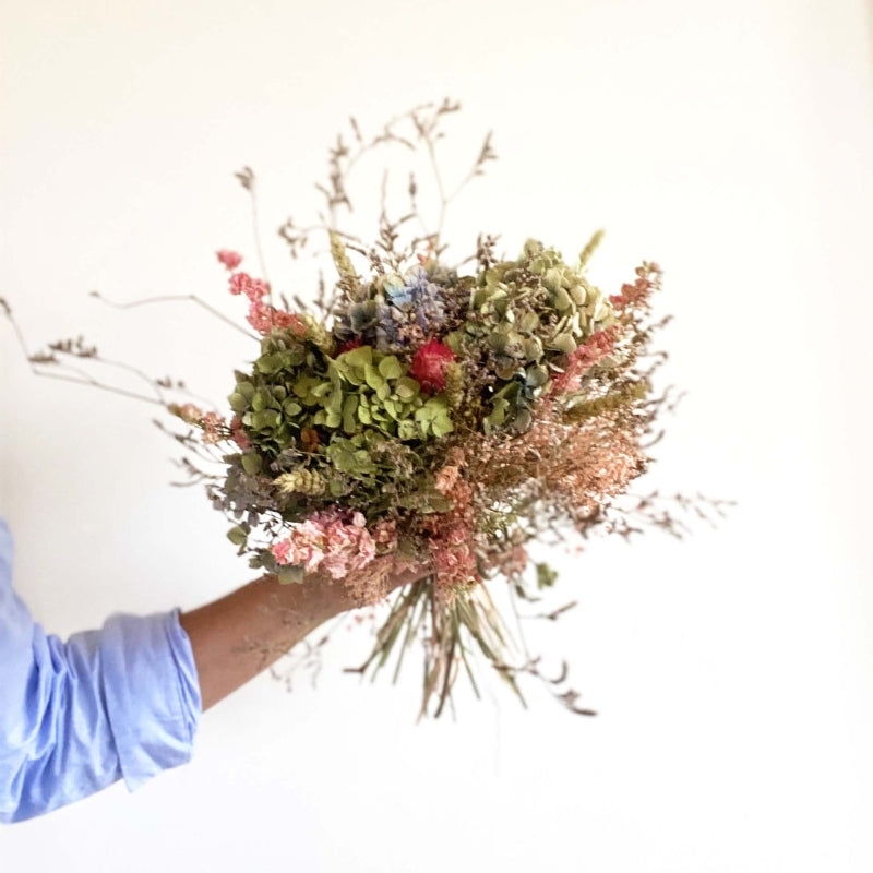 bouquet de fleurs sechees hortensia bleu vert et fleurs roses