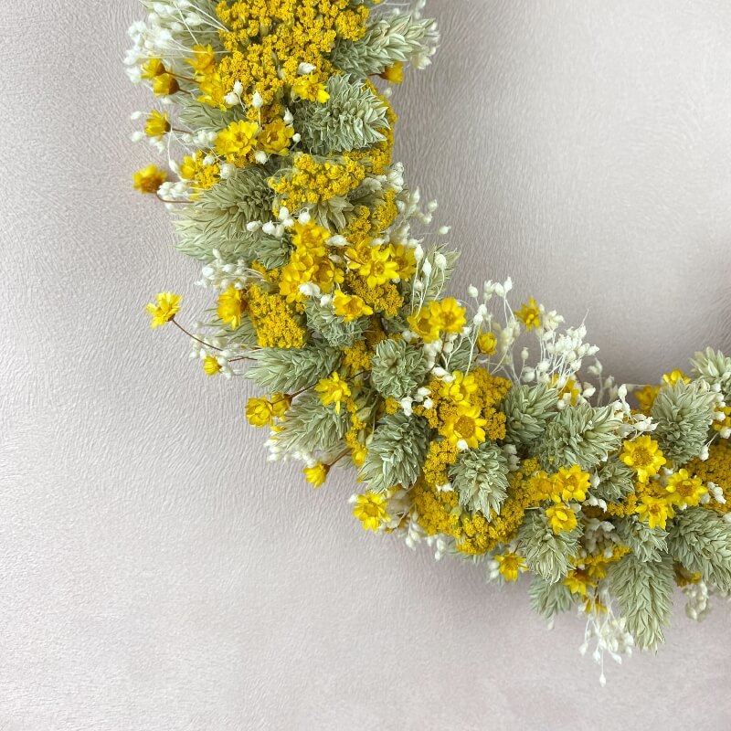 couronne-fleurs-sechees-buccolique-champetre-verte-jaune-blanche