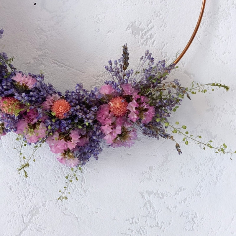 couronne de fleurs sechees bleu et rose et ruban 