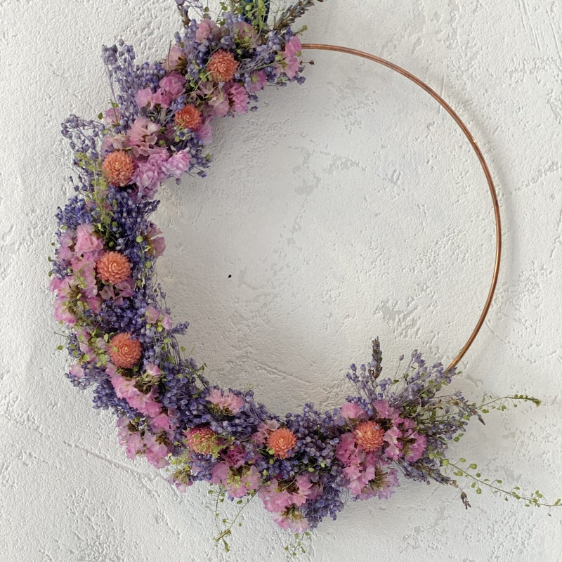 couronne de fleurs sechees bleu et rose et ruban 