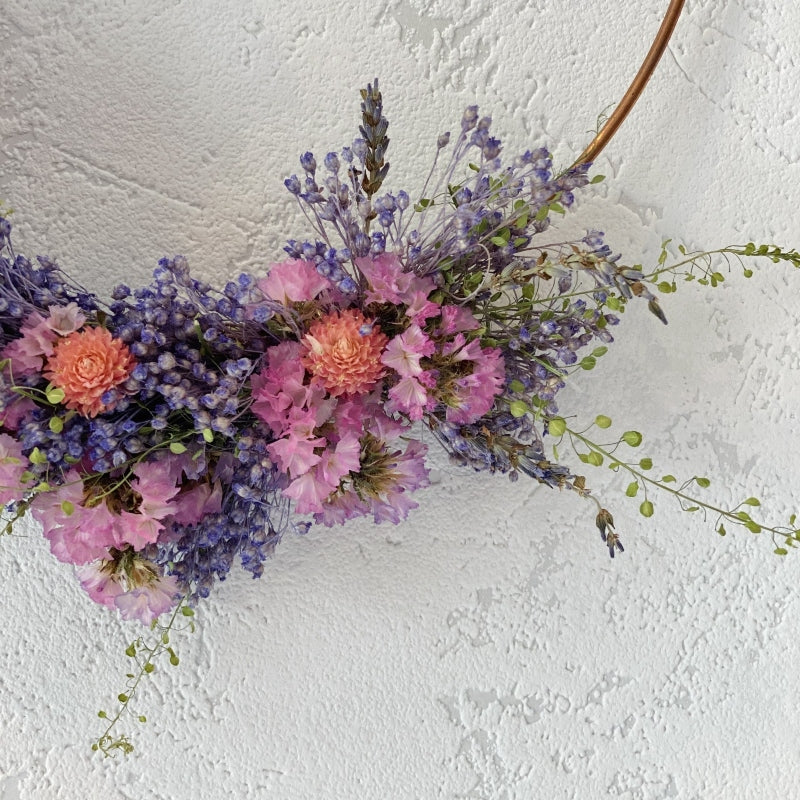 couronne de fleurs sechees bleu et rose et ruban 